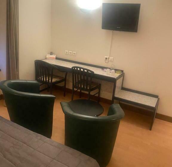 Отель Hôtel Du Commerce