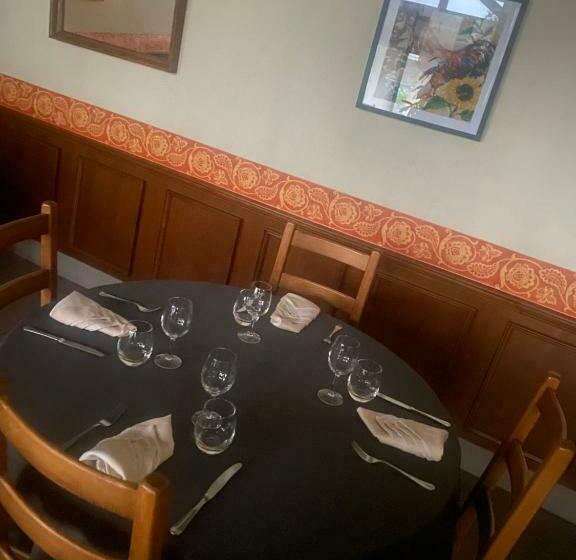 Отель Hôtel Du Commerce