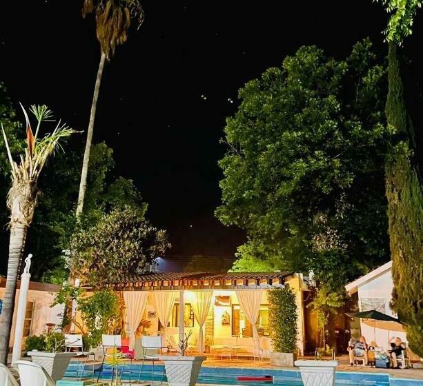 بنسيون La Casita Inn Bustamante