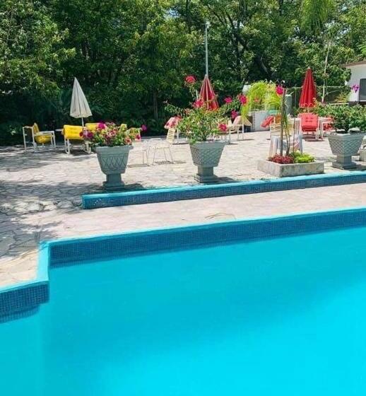 פנסיון La Casita Inn Bustamante