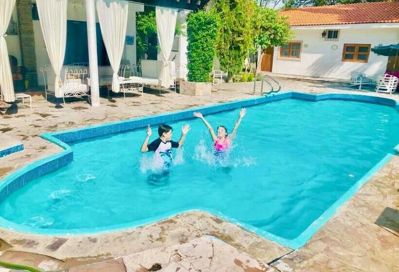 פנסיון La Casita Inn Bustamante