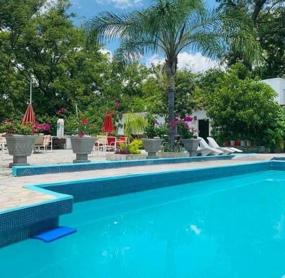 بنسيون La Casita Inn Bustamante