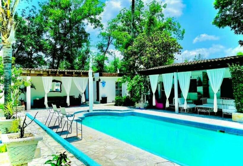 פנסיון La Casita Inn Bustamante