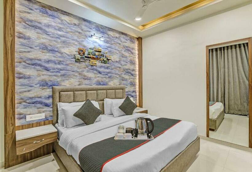 호텔 Oyo Townhouse 812 The Grand White