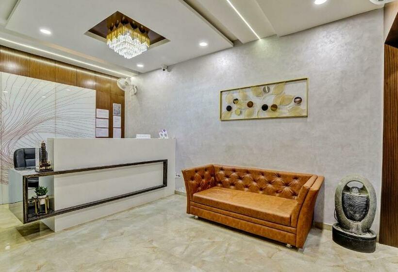 호텔 Oyo Townhouse 812 The Grand White