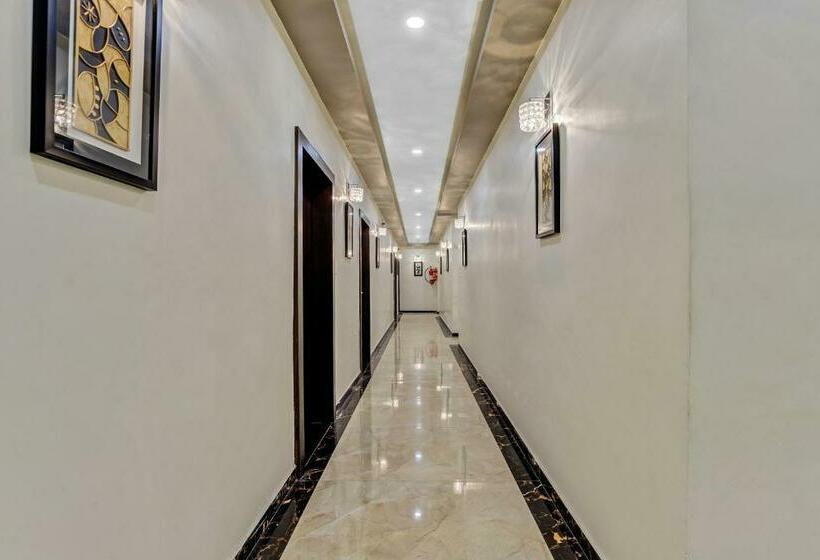 호텔 Oyo Townhouse 812 The Grand White