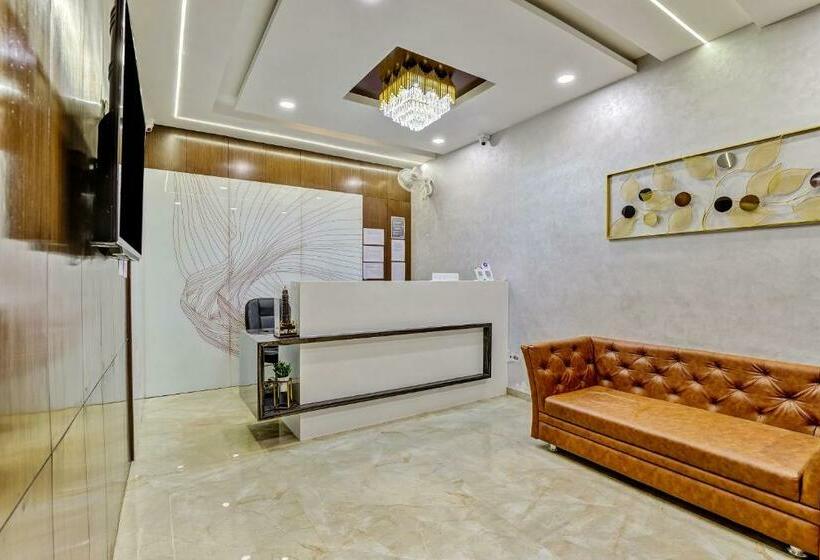 호텔 Oyo Townhouse 812 The Grand White