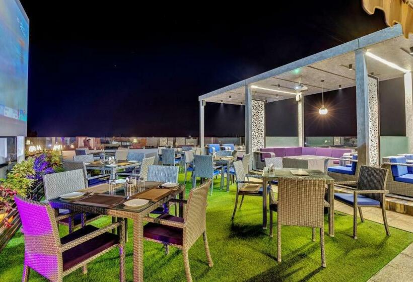 호텔 Oyo Townhouse 812 The Grand White