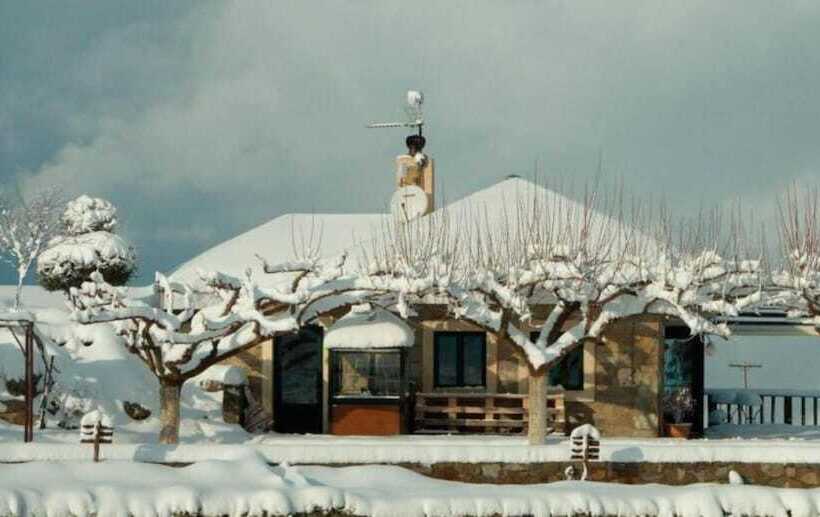 בית מלון כפרי Delina Mountain Resort