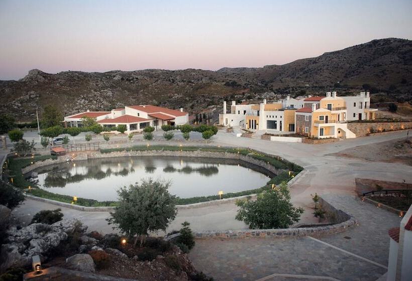 בית מלון כפרי Delina Mountain Resort