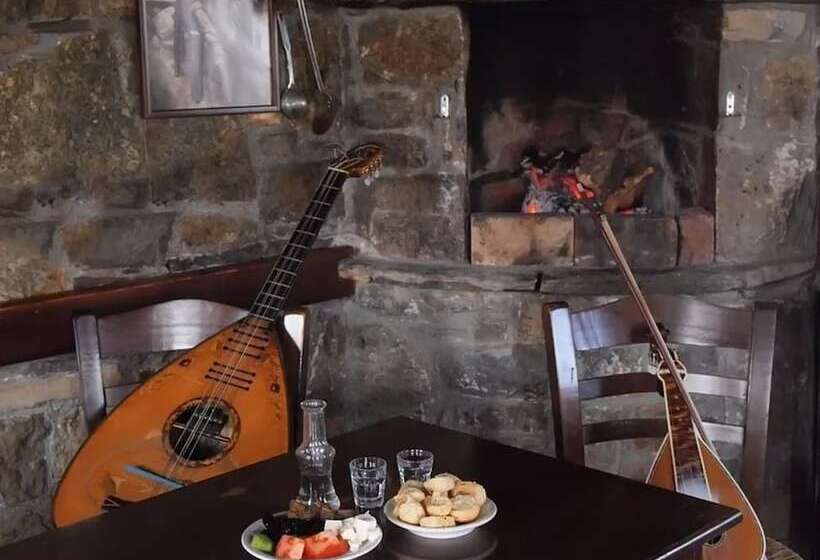 בית מלון כפרי Delina Mountain Resort