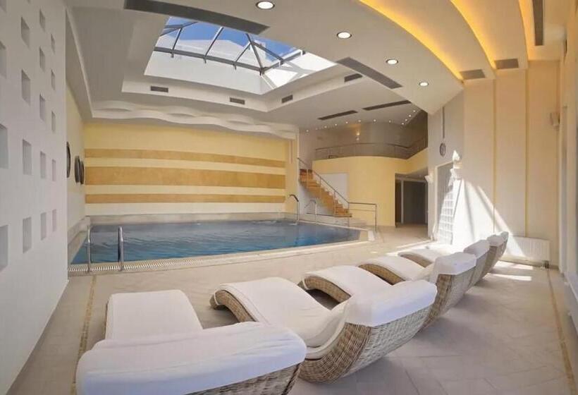 בית מלון כפרי Delina Mountain Resort