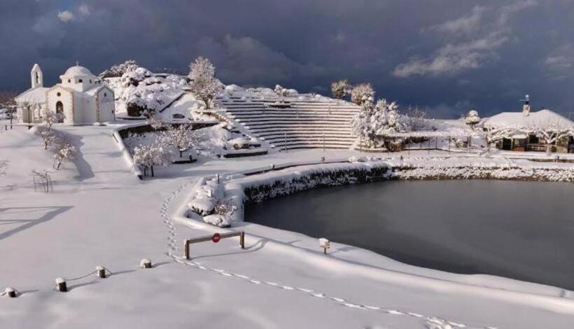 בית מלון כפרי Delina Mountain Resort