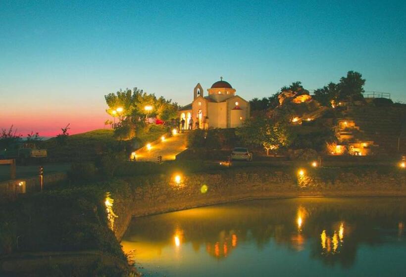 בית מלון כפרי Delina Mountain Resort