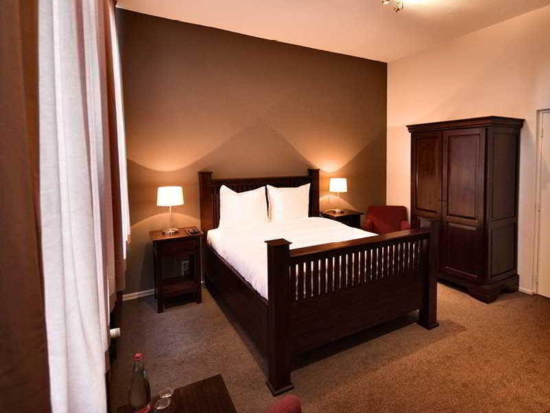 בית מלון כפרי Het Raedthuys Restaurant & Suites