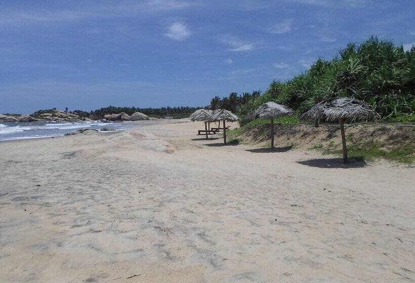 Отель Kirinda Beach Resort