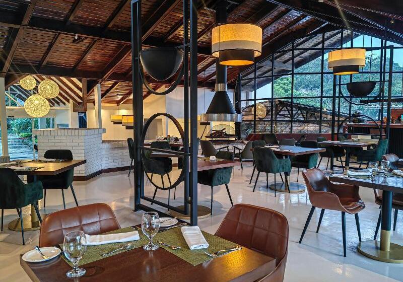 Отель Monteverde Lodge & Gardens By Boena