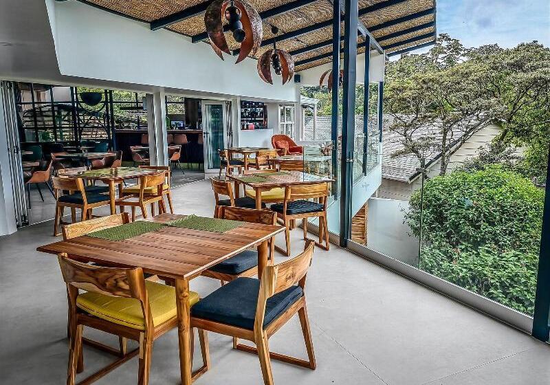 Отель Monteverde Lodge & Gardens By Boena