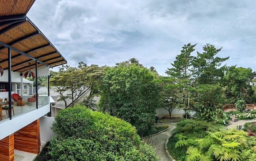 Отель Monteverde Lodge & Gardens By Boena