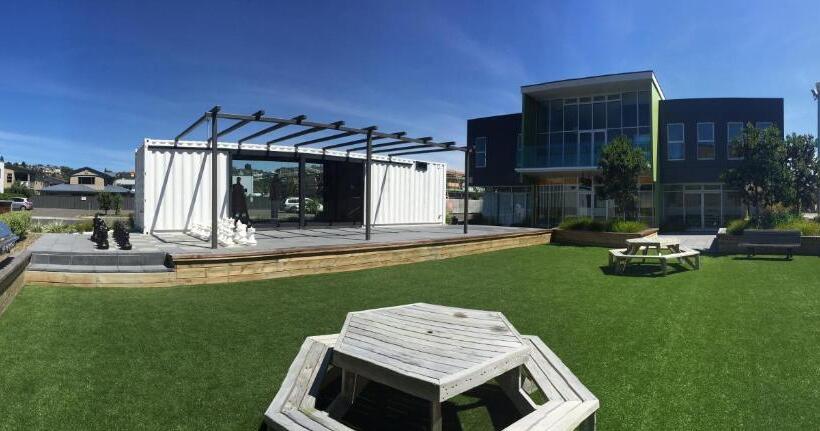 Navigate Seaside Hotel & Apartments