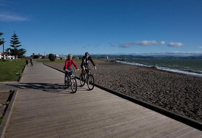 Navigate Seaside Hotel & Apartments