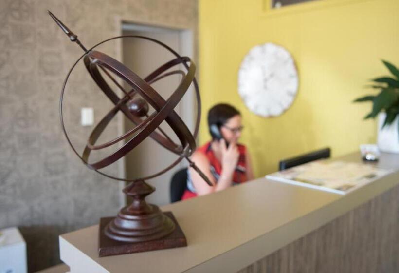 Navigate Seaside Hotel & Apartments