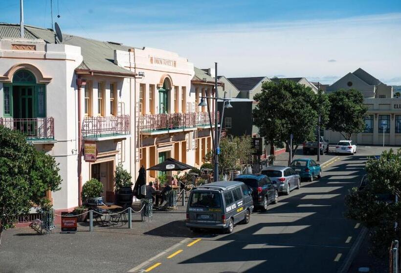 Navigate Seaside Hotel & Apartments