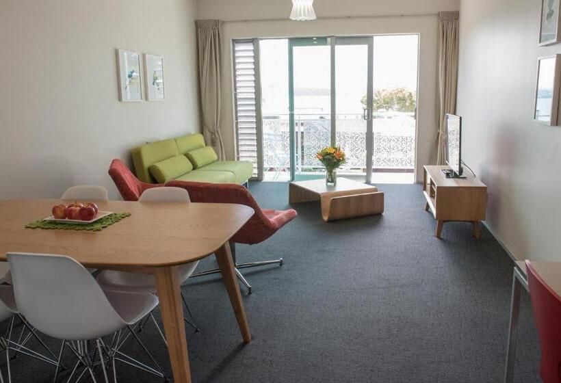 Navigate Seaside Hotel & Apartments