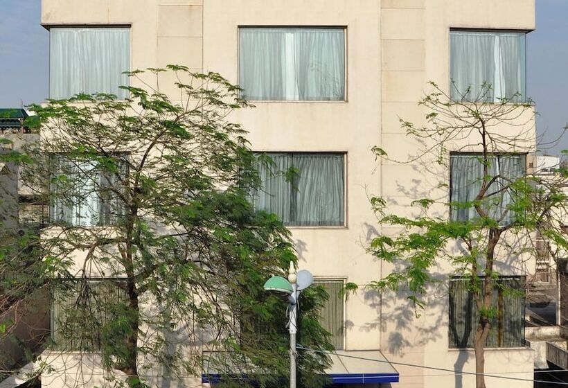 فندق Sarovar Portico Naraina,