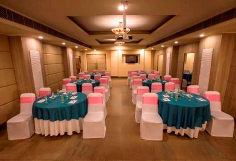 فندق Sarovar Portico Naraina,