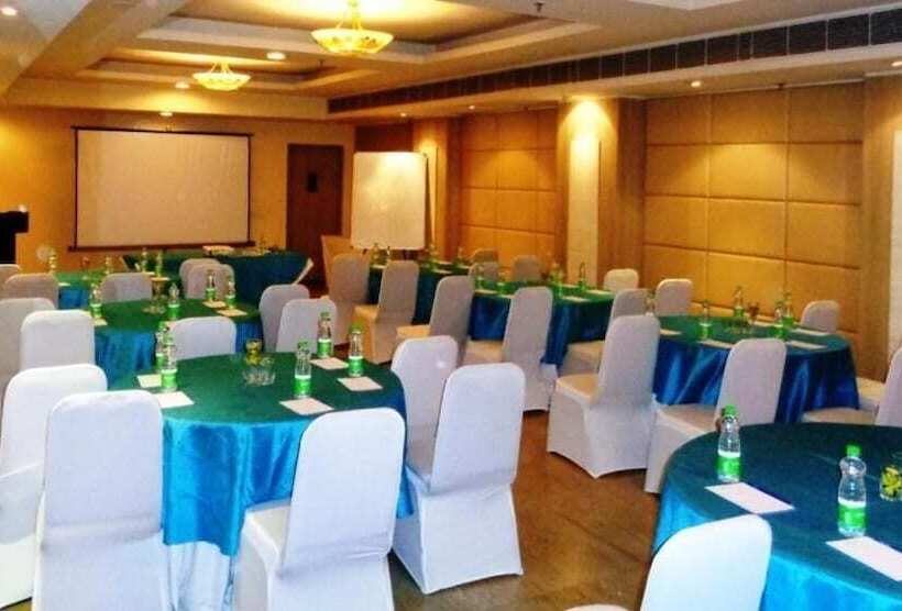 فندق Sarovar Portico Naraina,