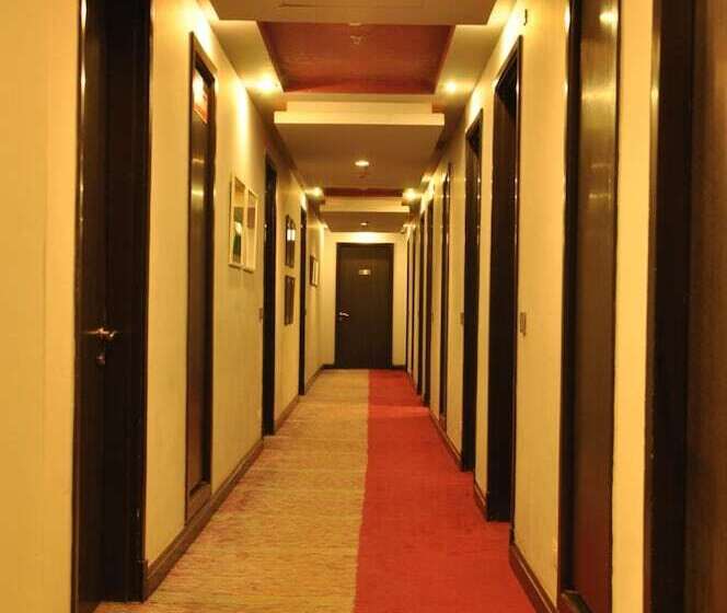 فندق Sarovar Portico Naraina,