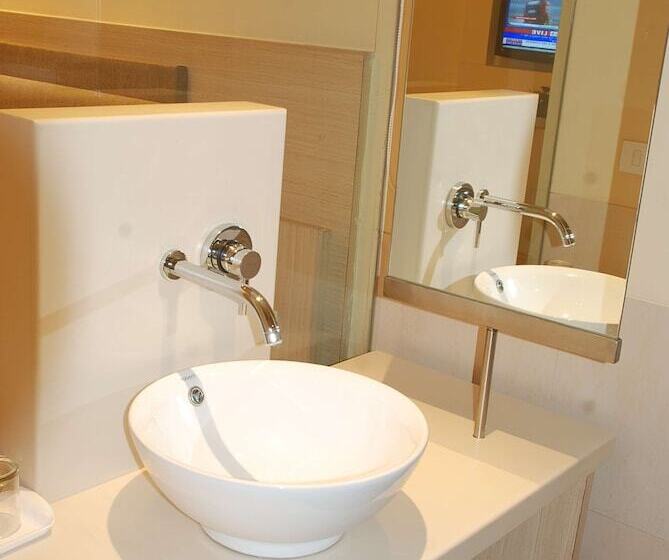 فندق Sarovar Portico Naraina,