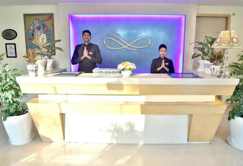 فندق Sarovar Portico Naraina,