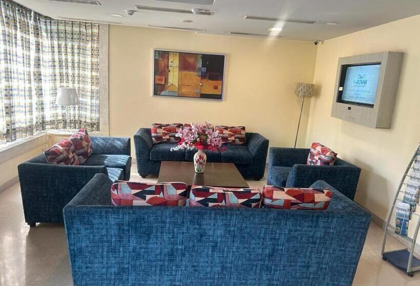 فندق Sarovar Portico Naraina,