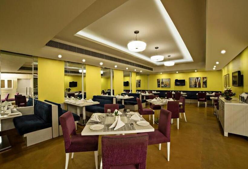 فندق Sarovar Portico Naraina,