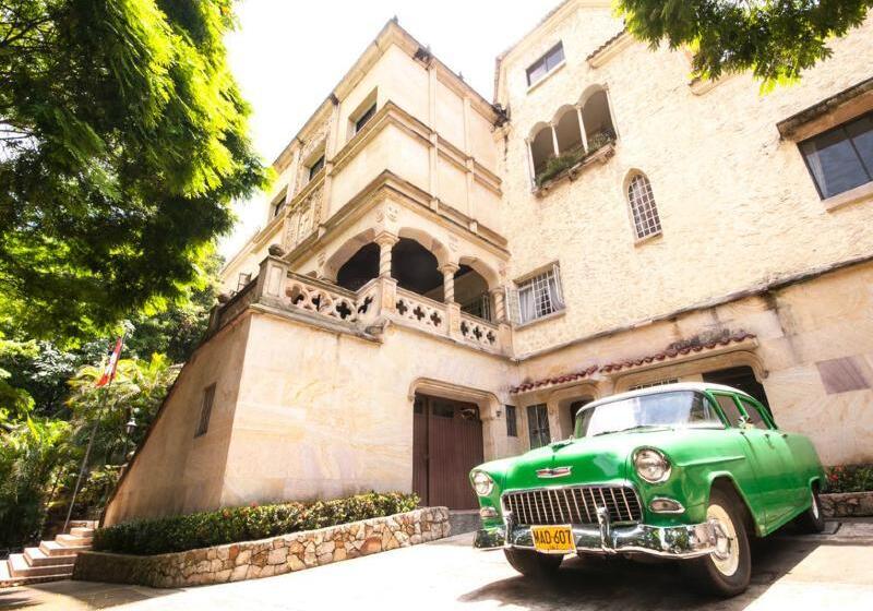 Отель Stein Colonial