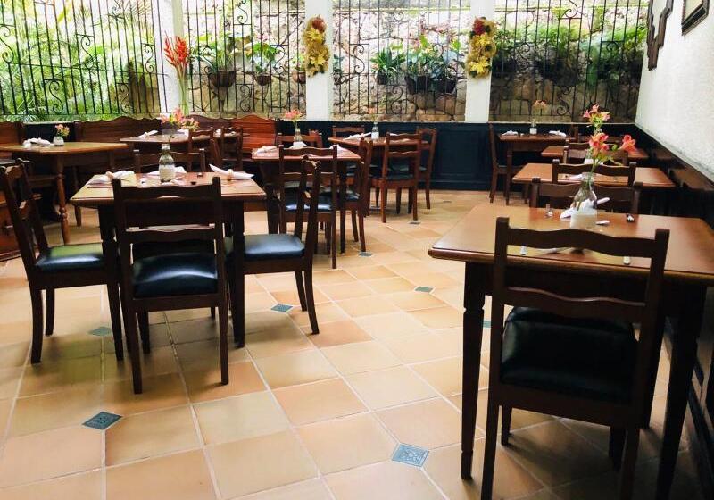 Отель Stein Colonial