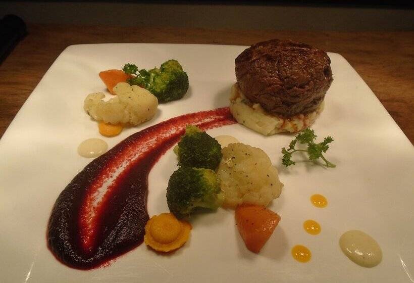 בית מלון כפרי Tadrai Island Resort