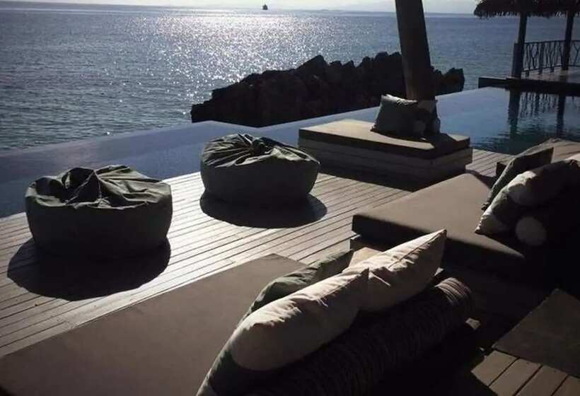 בית מלון כפרי Tadrai Island Resort