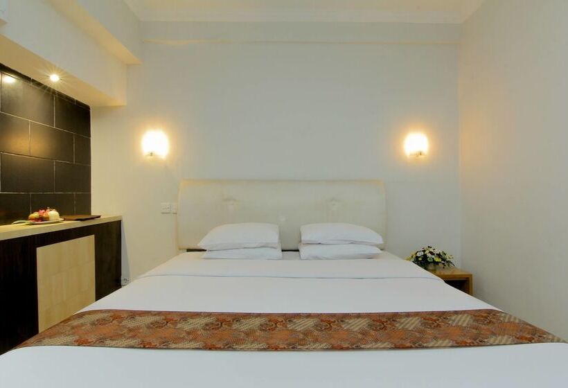 Отель University