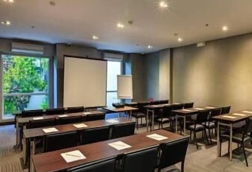 Microtel By Wyndham Acropolis