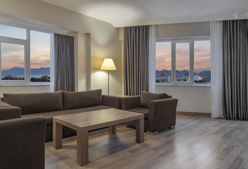 استراحتگاه Wyndham Garden Lara