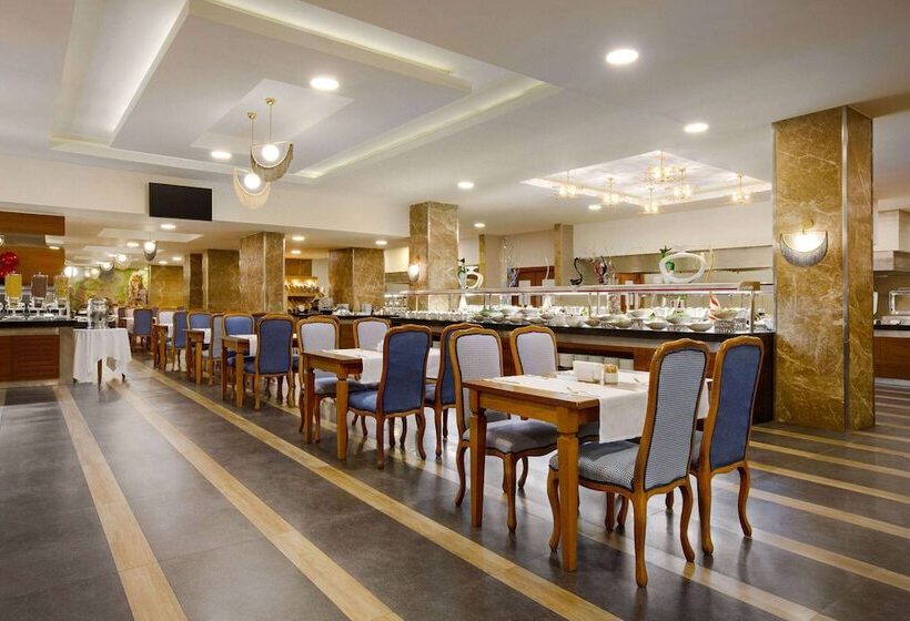 استراحتگاه Wyndham Garden Lara