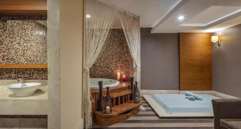 استراحتگاه Wyndham Garden Lara