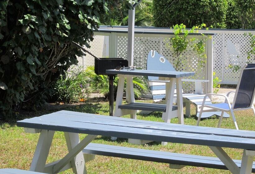 Tropical Winds Motel & Cottages