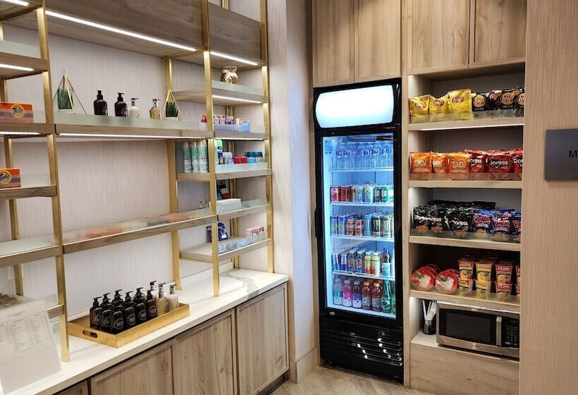 Отель Bloom Mississauga, Tapestry Collection By Hilton