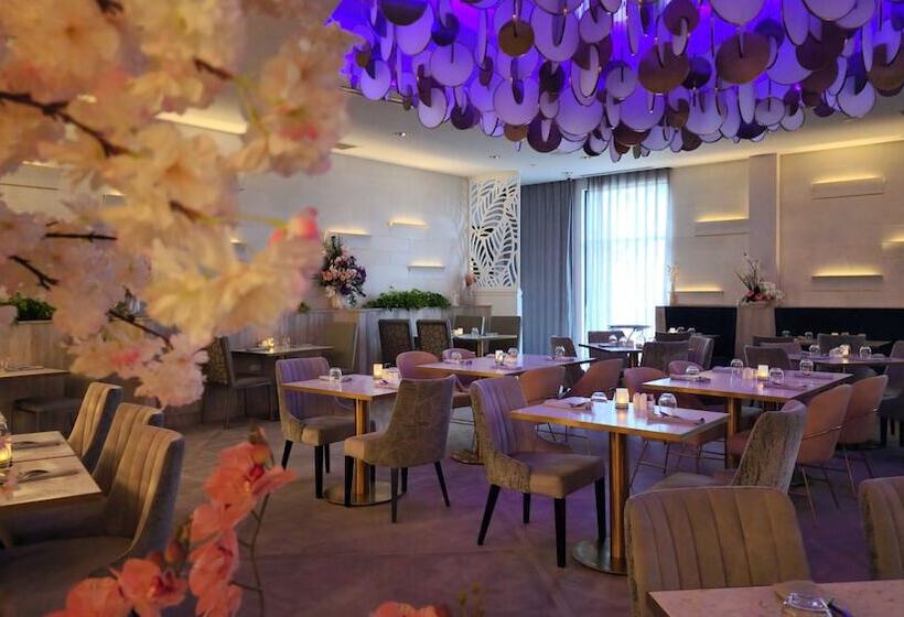 Отель Bloom Mississauga, Tapestry Collection By Hilton