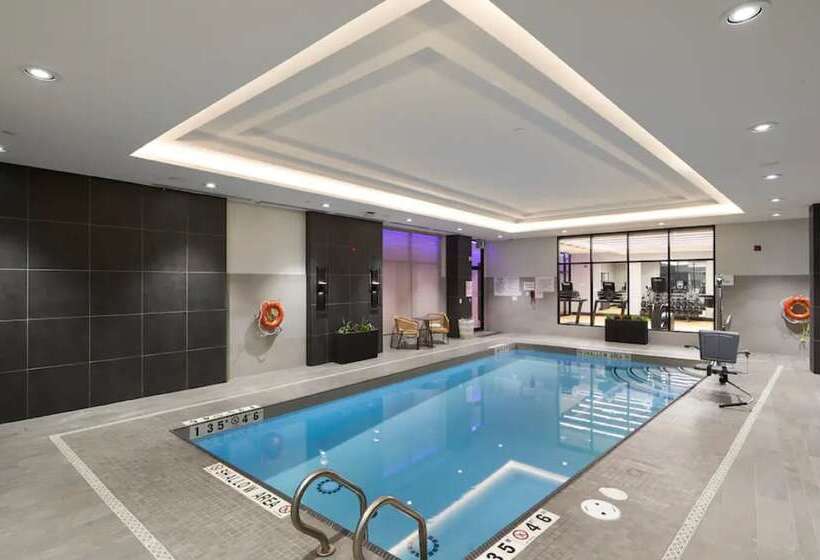 Отель Bloom Mississauga, Tapestry Collection By Hilton