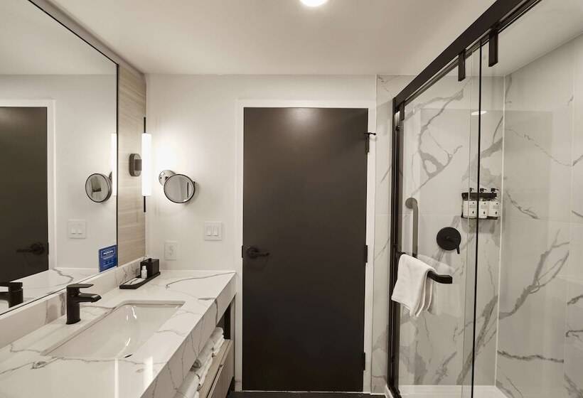 Отель Bloom Mississauga, Tapestry Collection By Hilton